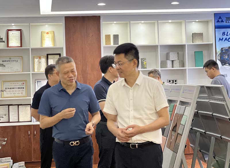 Thị trưởng Wang Lianzan của thành phố Nan'an cùng với đội ngũ lãnh đạo thành phố đến thăm Sanlian Machinery